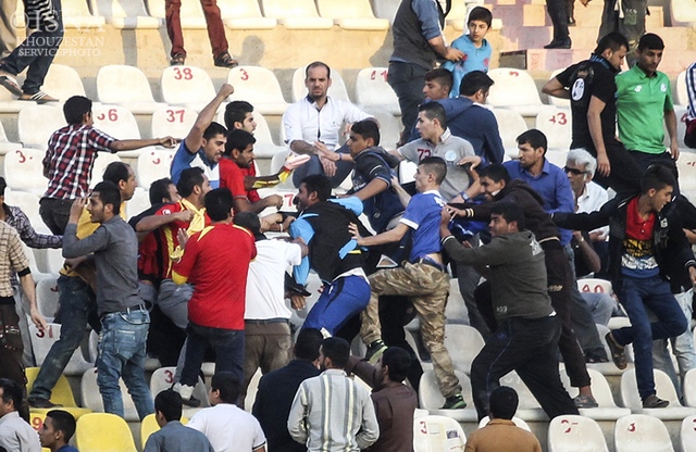 عکس/چوب و چماق در استادیوم الغدیر
