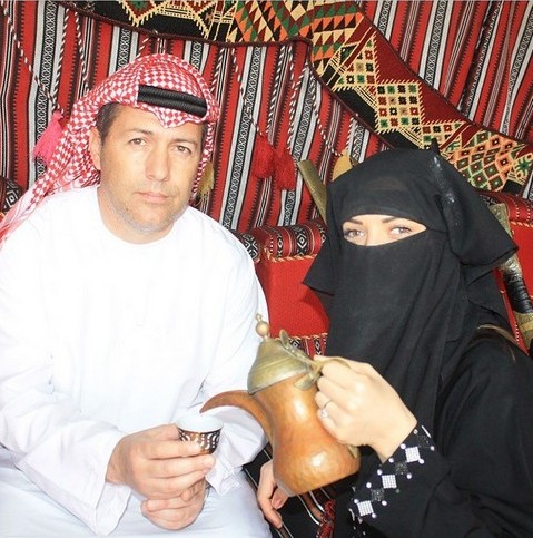 عکس/اسکوچیچ و همسرش با لباس عربی