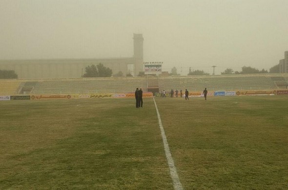 عکس/باران خاک در استادیوم اهواز