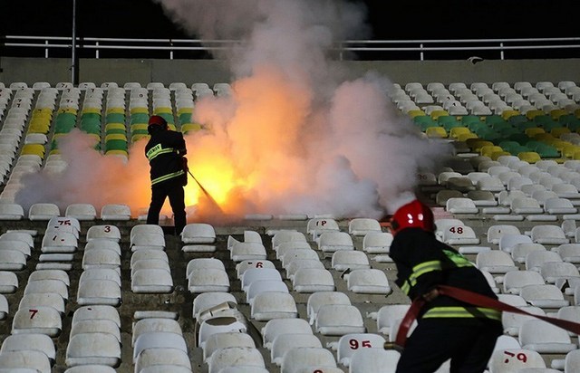 تصاویر/آتش سوزی در ورزشگاه اهواز