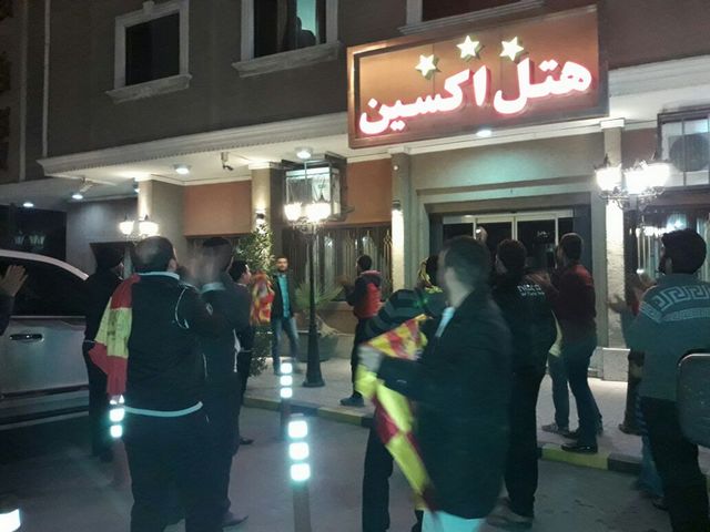 تصاویر/تجمع هواداران فولادی مقابل هتل اکسین
