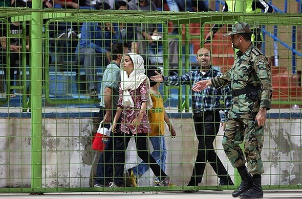 عکس/حضور دختر نوجوان در استادیوم آبادان
