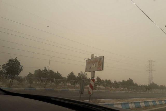 عکس/تابلوی ورزشگاه غدیر در گرد و غبار اهواز