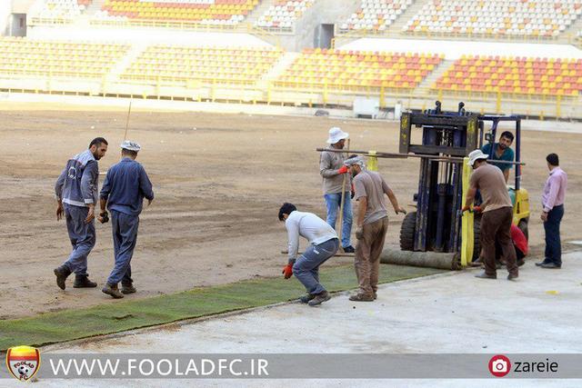 تصاویر/ادامه مراحل نصب چمن استادیوم فولاد