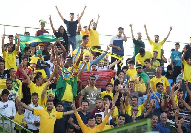 تشویق برانکو در ورزشگاه یک‌دست زردپوش آبادان